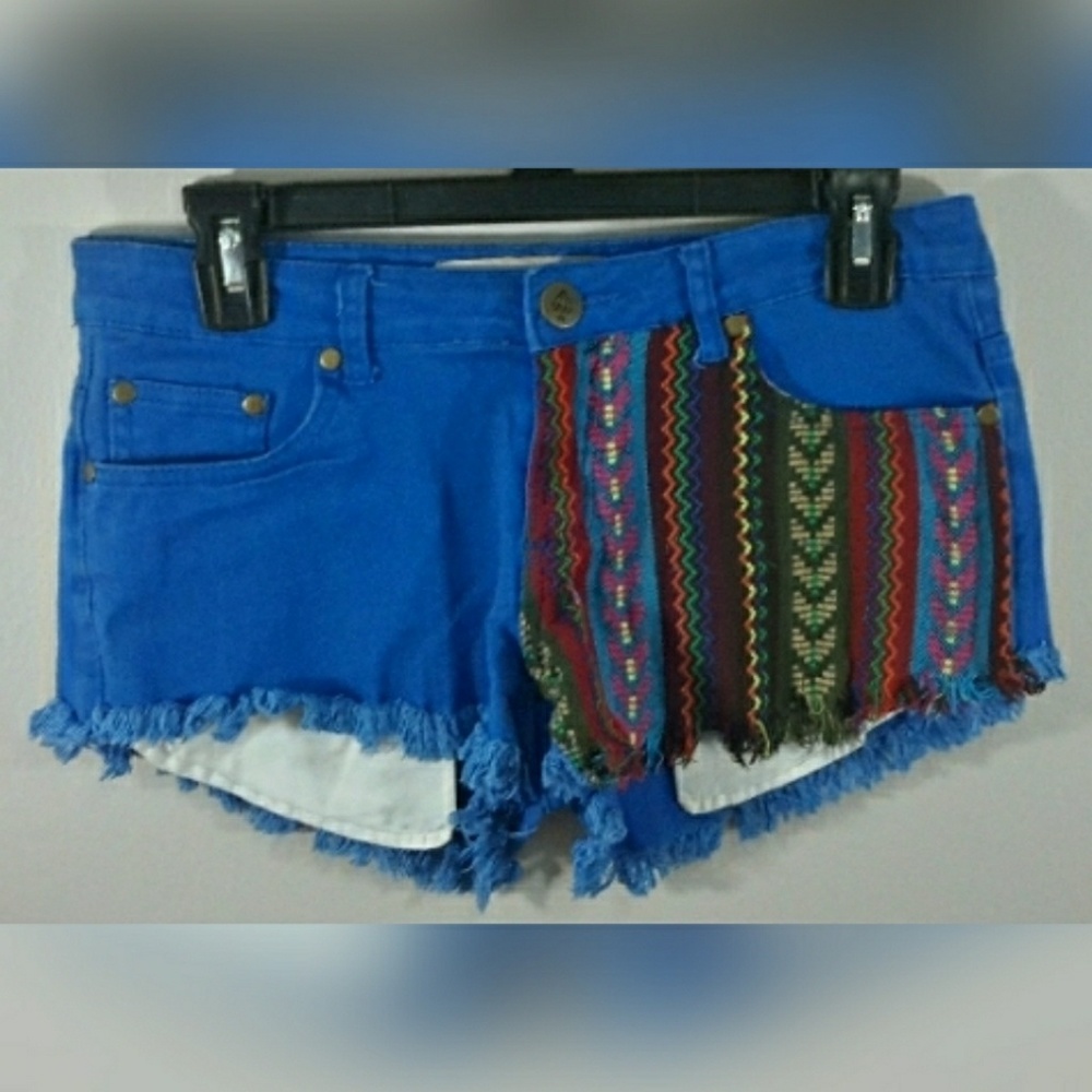 Reverse frayed bottom blue shorts